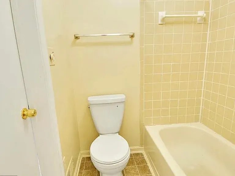 8 Strath Haven Ct — Photo 16
