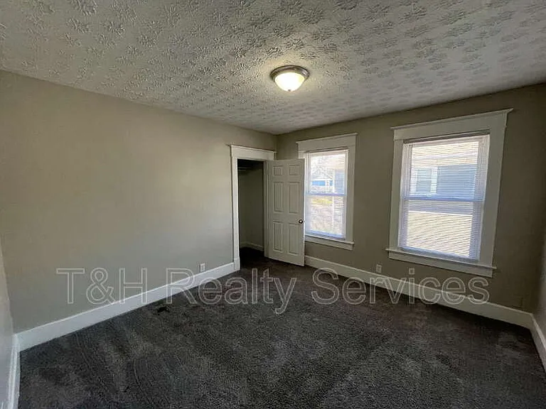 512 E 33rd St — Photo 13