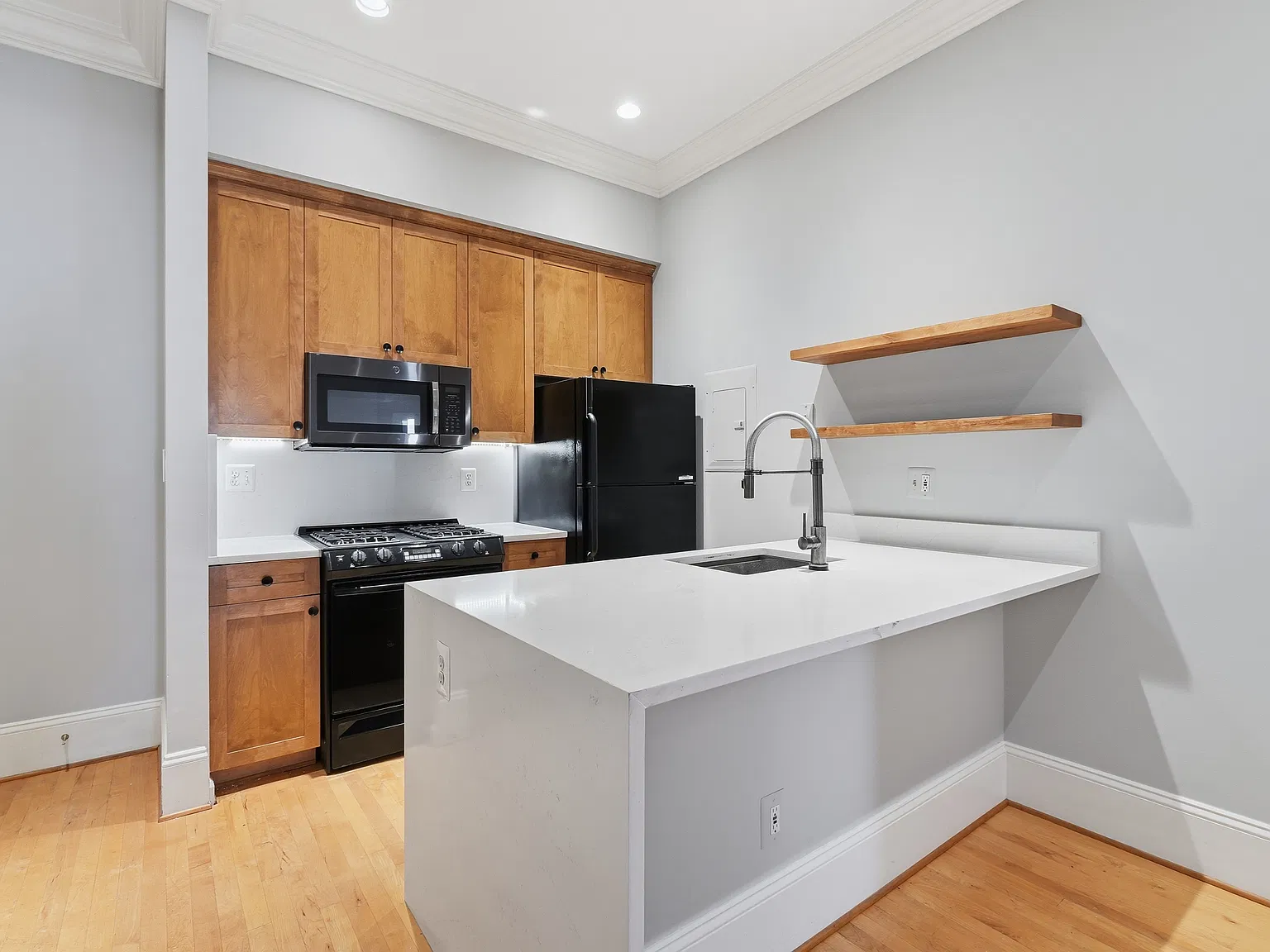 2 bed, 900 sqft, $4,200 — Photo 2