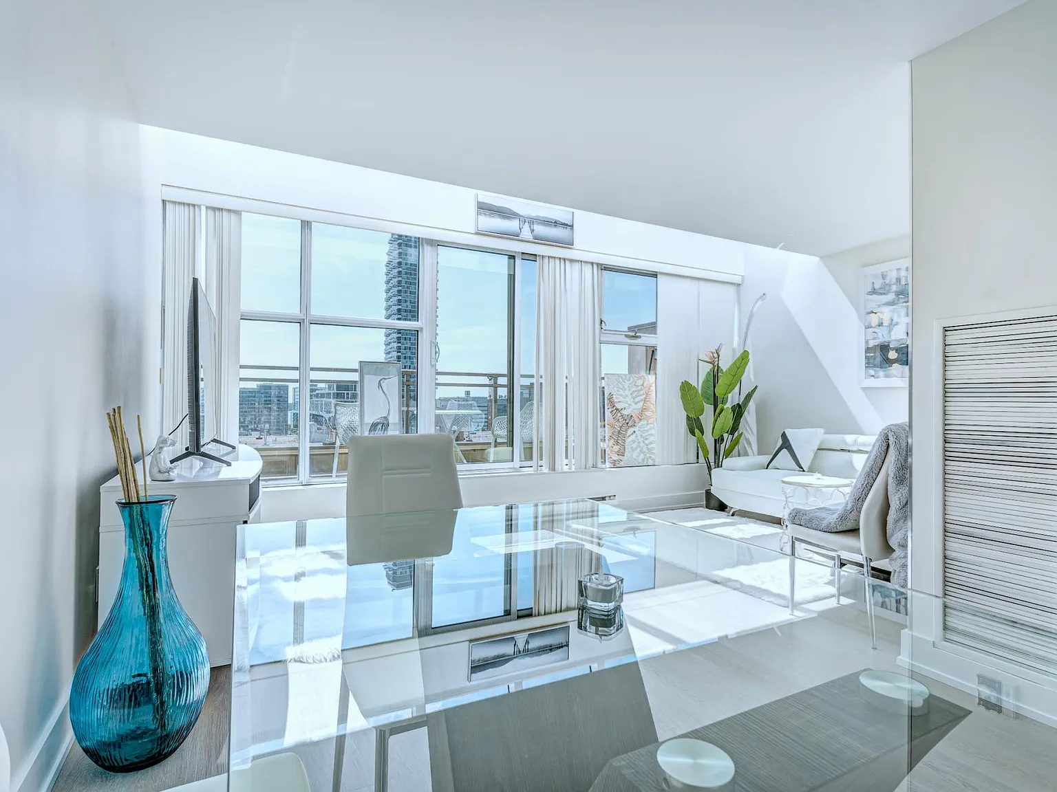 2 bed, 1.5 bath, 900 sqft, $3,400 — Photo 2