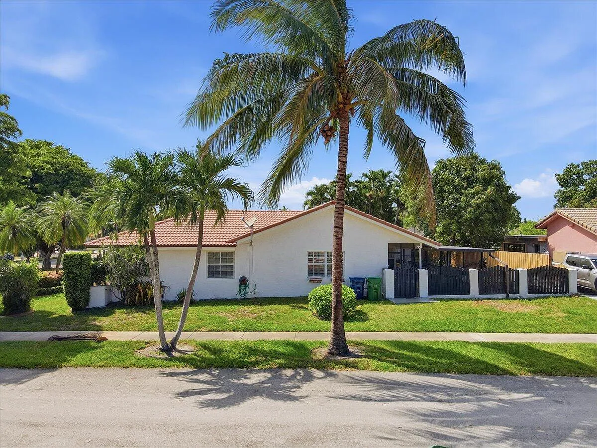 3 bed, 2.0 bath, 2221 sqft, $3,950 — Photo 4