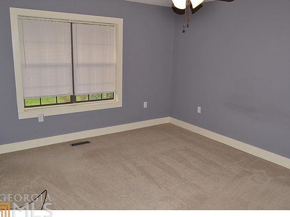 4th image of 216 E Village Dr