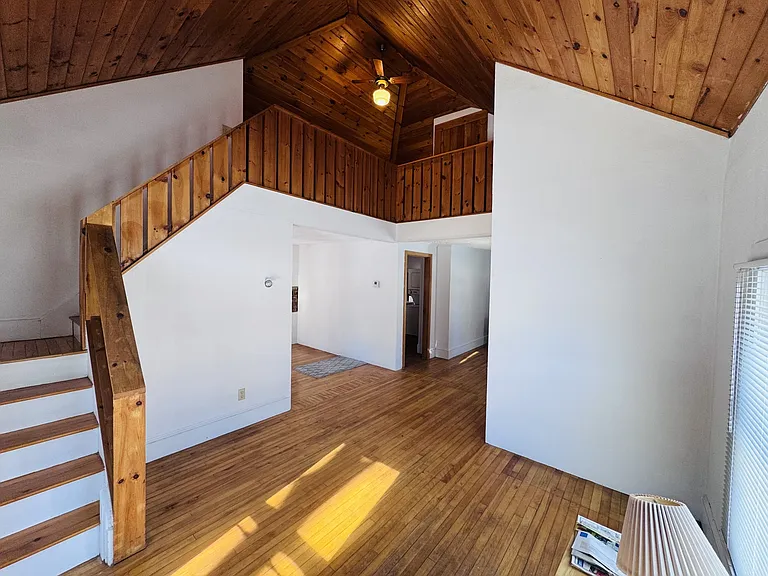 240 Pine St — Photo 11
