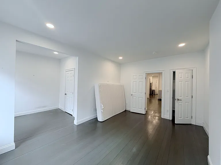 31 Temple St #4R — Photo 3