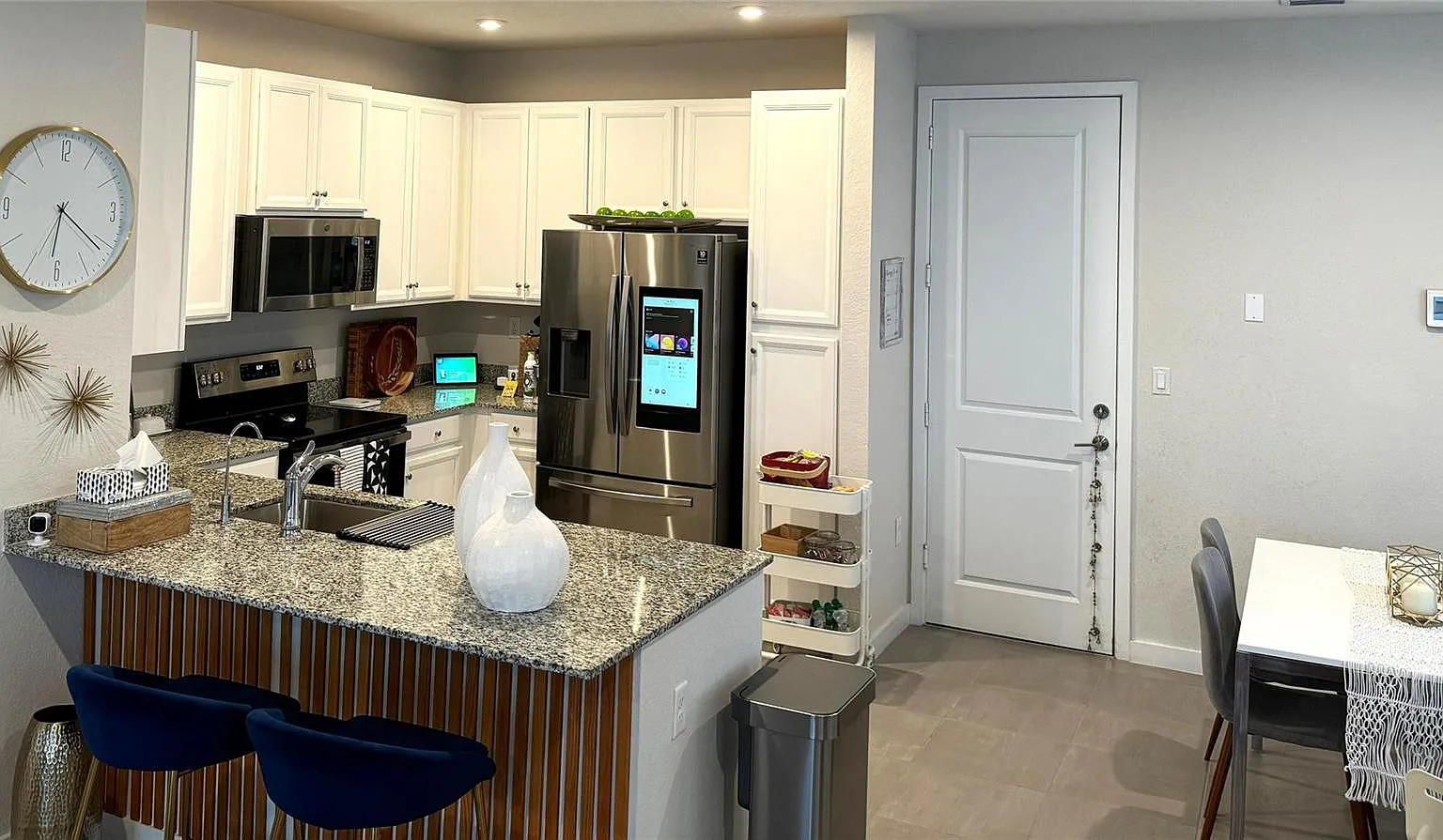 3 bed, 2.5 bath, 1705 sqft, $2,975 — Photo 2