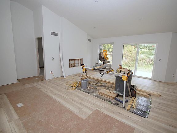 3rd image of 3408 Glenbrook Cir N