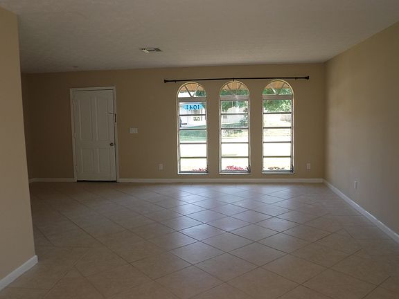 2nd image of 1041 SE Shakespeare Ave