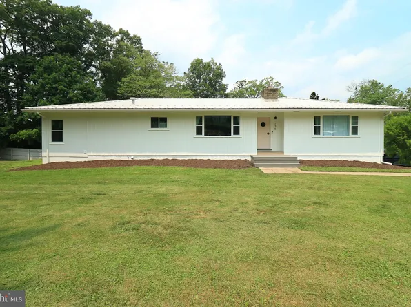 136 Deepwood Dr, Pine Grove Mills, PA 16868