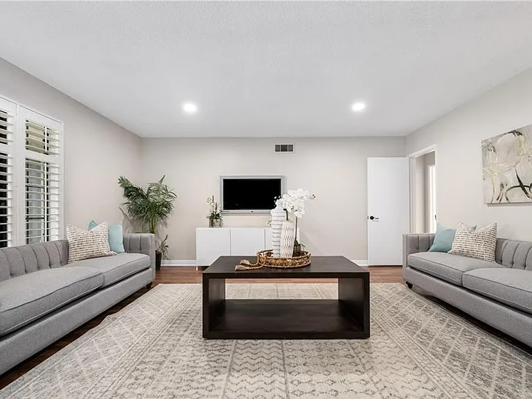 1702 Venice Ave — Photo 3