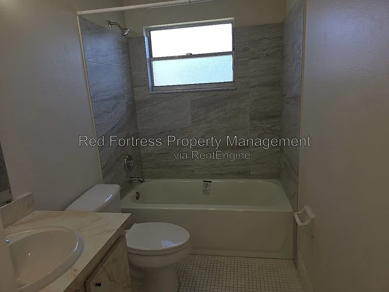 1049 Ridgeway Dr — Photo 10