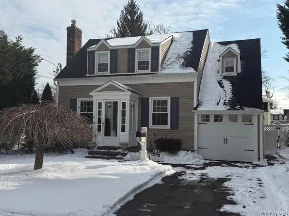 201 Stuyvesant Ave, Merrick, NY 11566