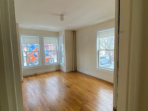 Front room, from doorway to middle room