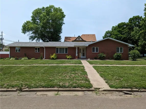 110 N 5th St, Hiawatha, KS 66434