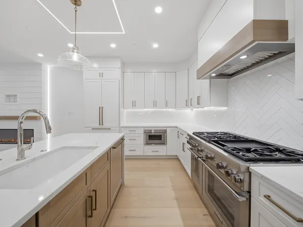 421 E 6th St #Townhouse 3, Boston, MA 02127