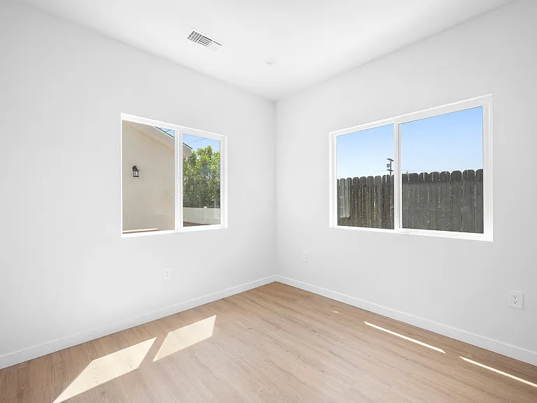 10939 Nassau Ave — Photo 16