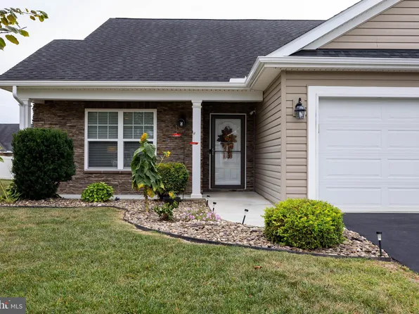 18 Chagrin Dr, Falling Waters, WV 25419