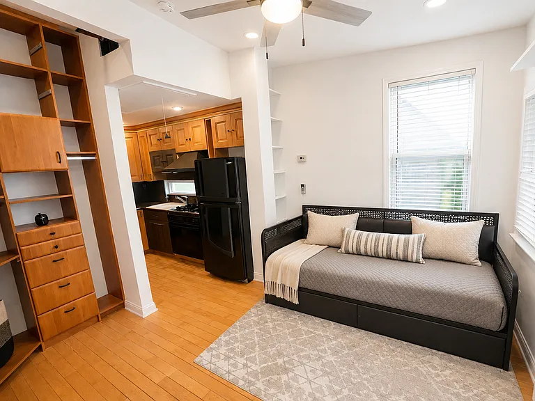 1828 W Henderson St — Photo 2