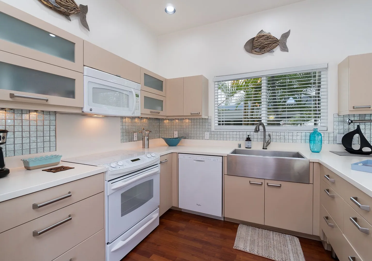Fully Furnished 2 Bedroom, 2 Bath with Swimming Pool in Enchanted Lake — Photo 4