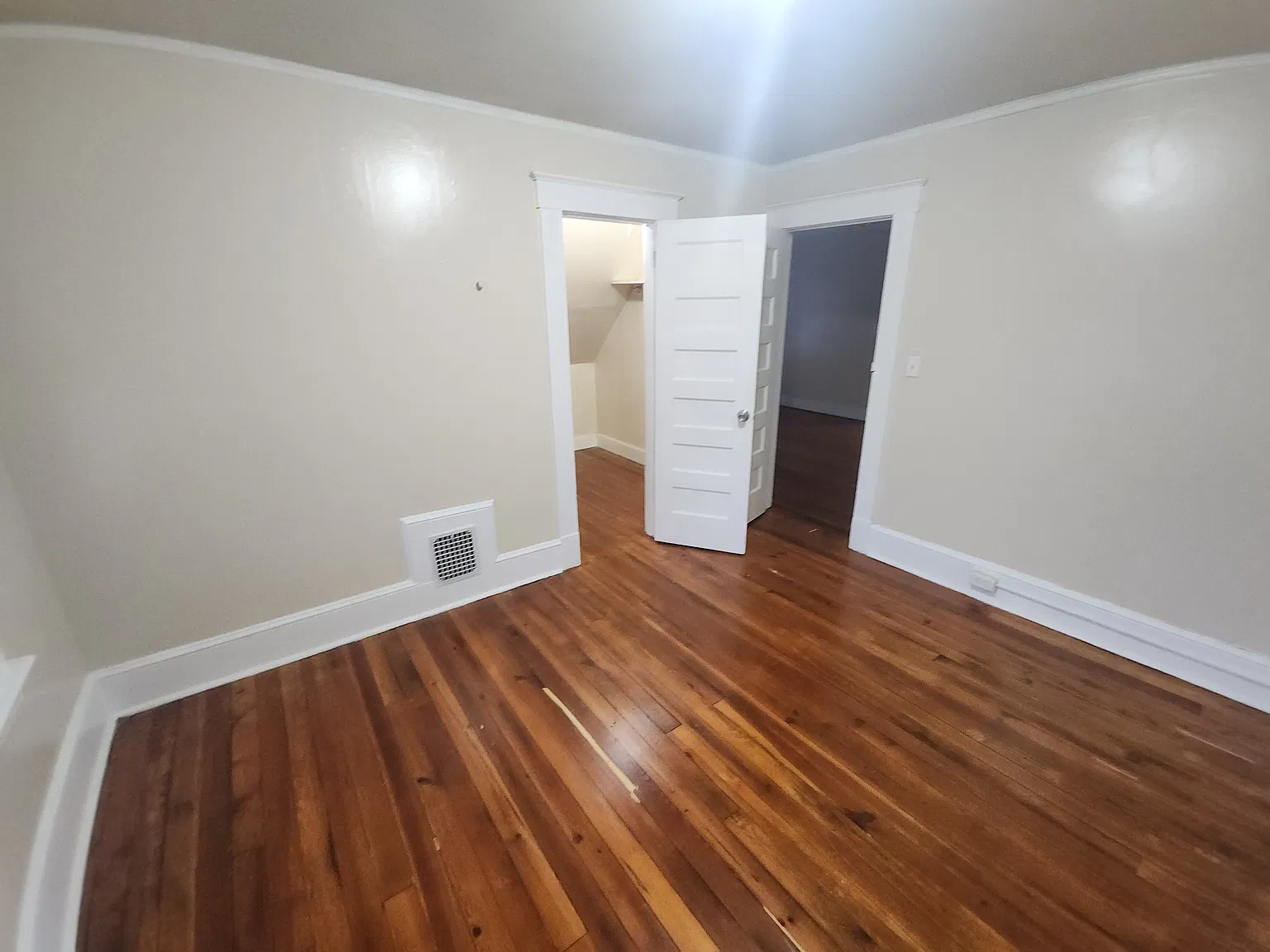 5 bed, 1350 sqft, $2,300 — Photo 3