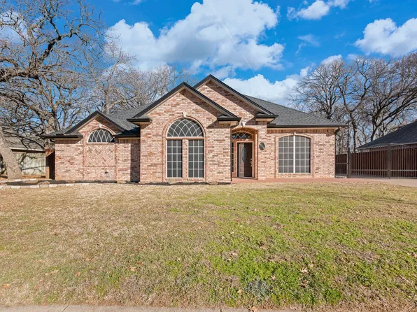 905 Evandale Rd, Burleson, TX 76028