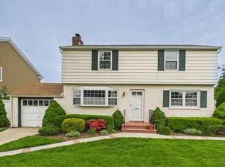 76 Crest Rd W, North Merrick, NY 11566