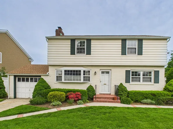 76 Crest Road W, North Merrick, NY 11566