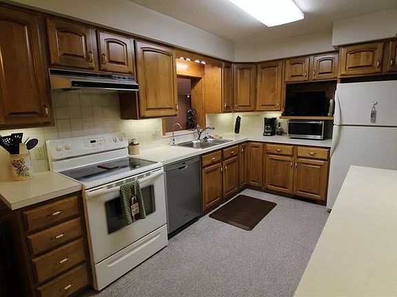 3rd image of 1124 Logan St