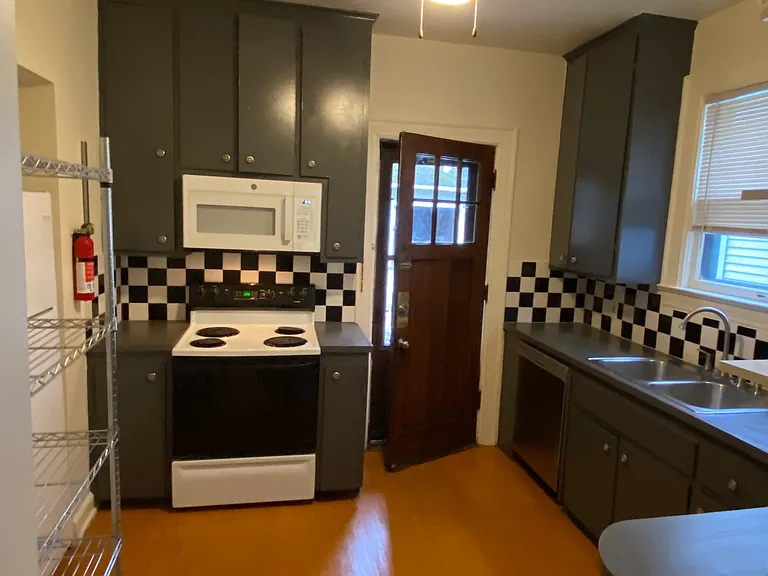 334 E Kingsley St — Photo 6