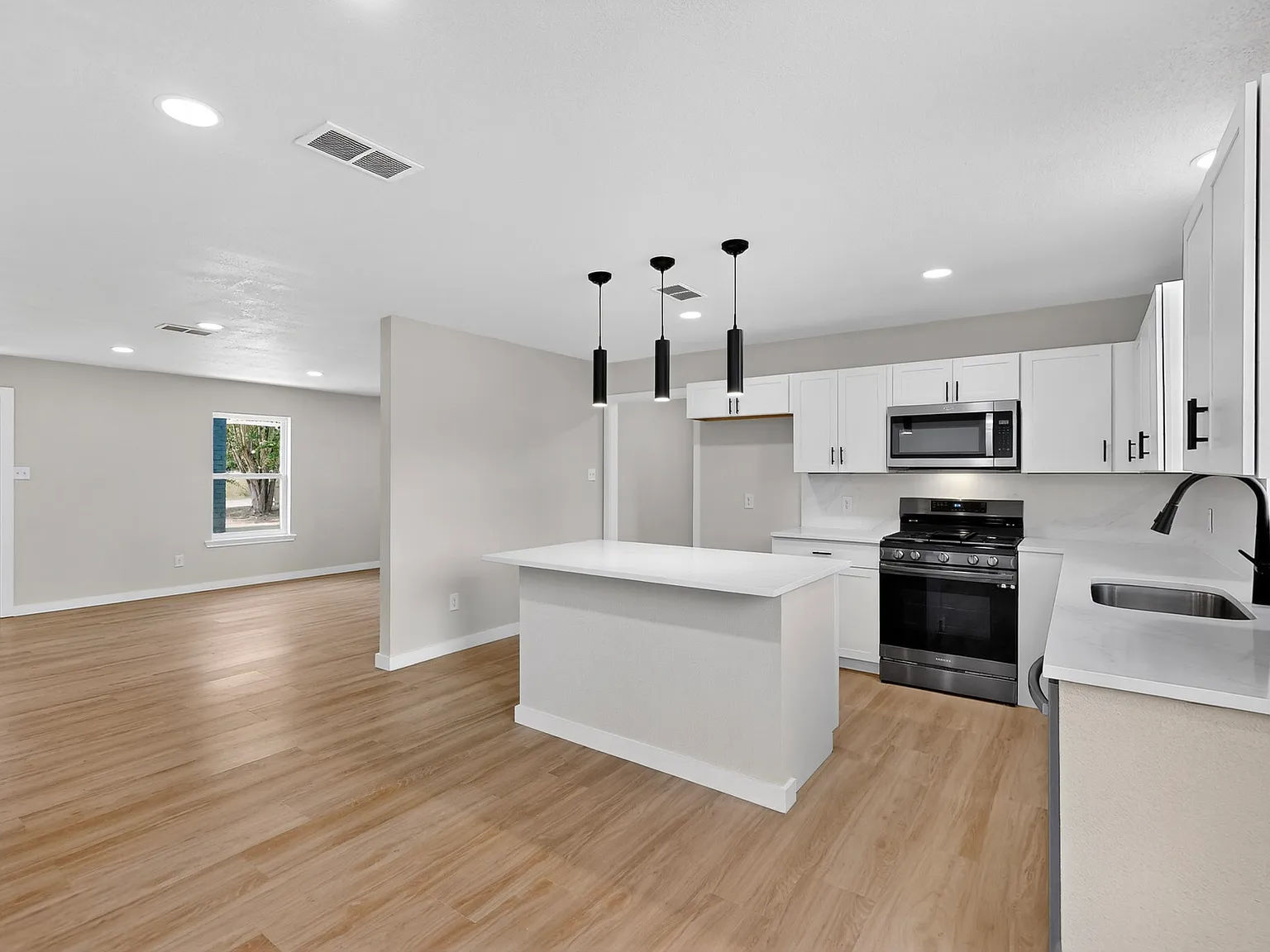 3 bed, 1500 sqft, $2,600 — Photo 4