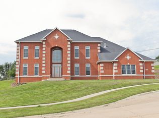 4020 Paradise Ct NW, Cedar Rapids, IA 52405