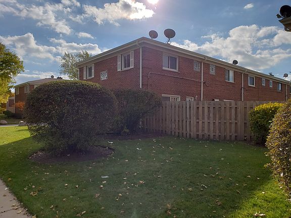 3rd image of 1154 N Boxwood Dr