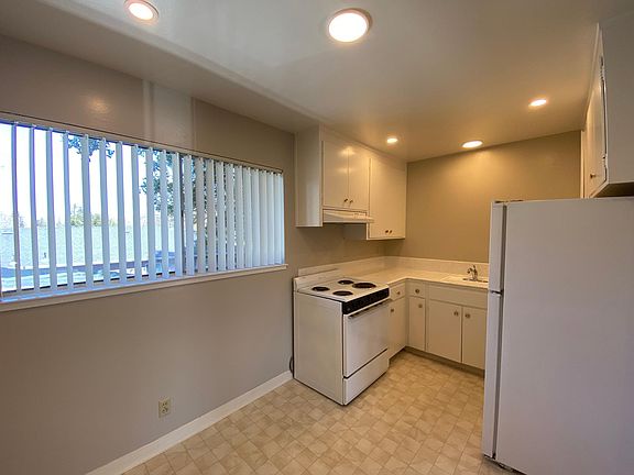 5th image of 423 Center St APT 3