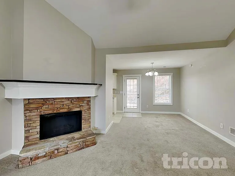 1048 Whispering Woods Dr — Photo 3