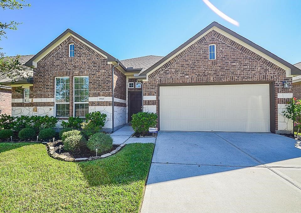 Immaculate one story in the highly desired Willow Creek Farms subdivision. Home is in pristine condition.