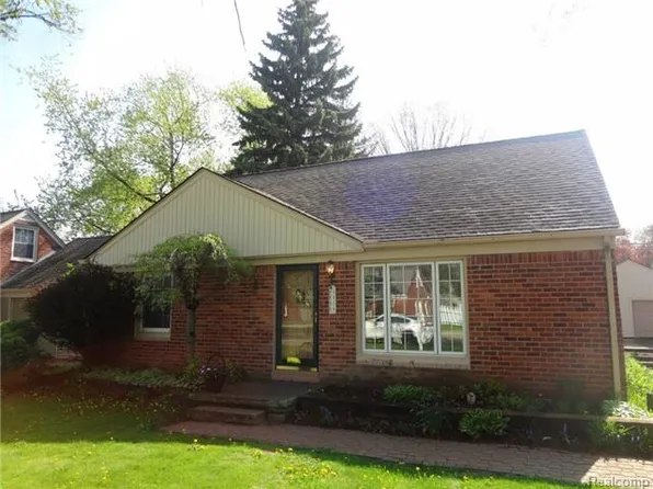 1781 Beverly Ave, Sylvan Lake, MI 48320