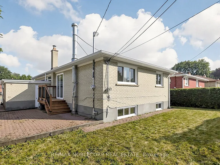 8 Summerfield Cres — Photo 40