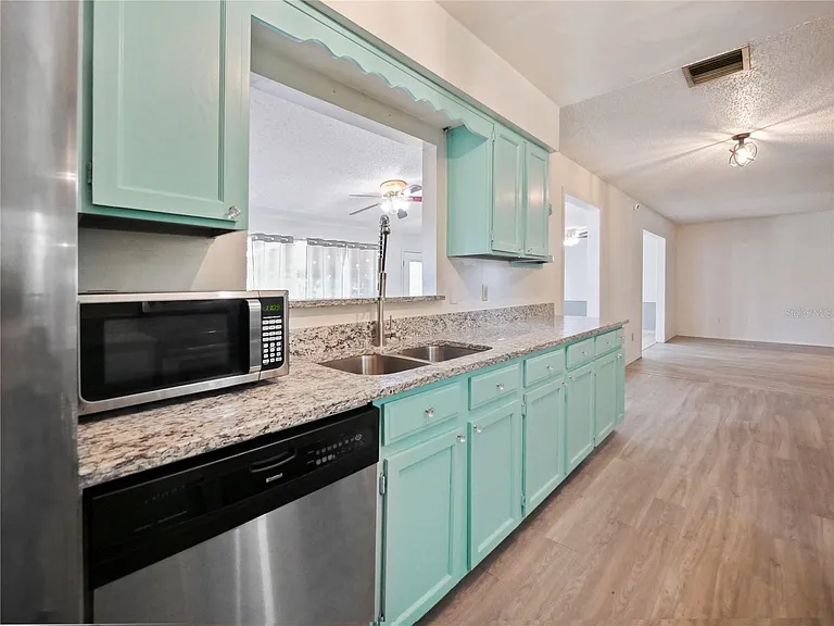 240 Maureen Dr — Photo 16
