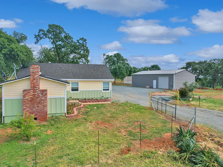 203 Tennessee Ln — Photo 2