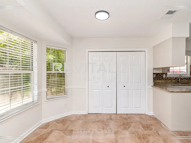 6513 Victoria Pl S — Photo 19