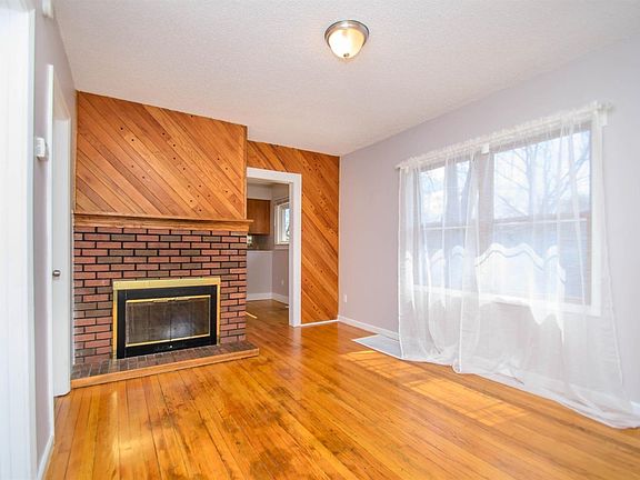 3rd image of 2681 Maplewood Ave