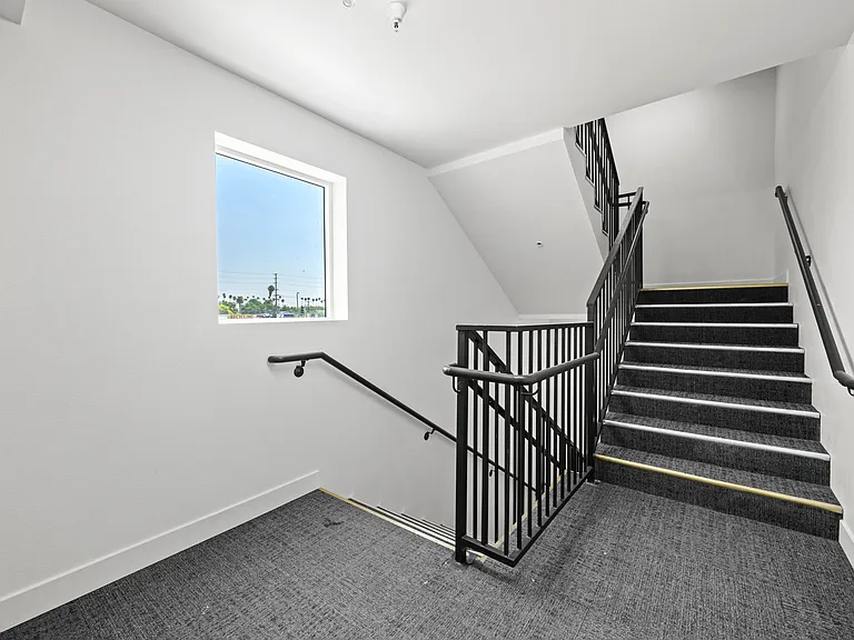 4347 Woodlawn Ave — Photo 7