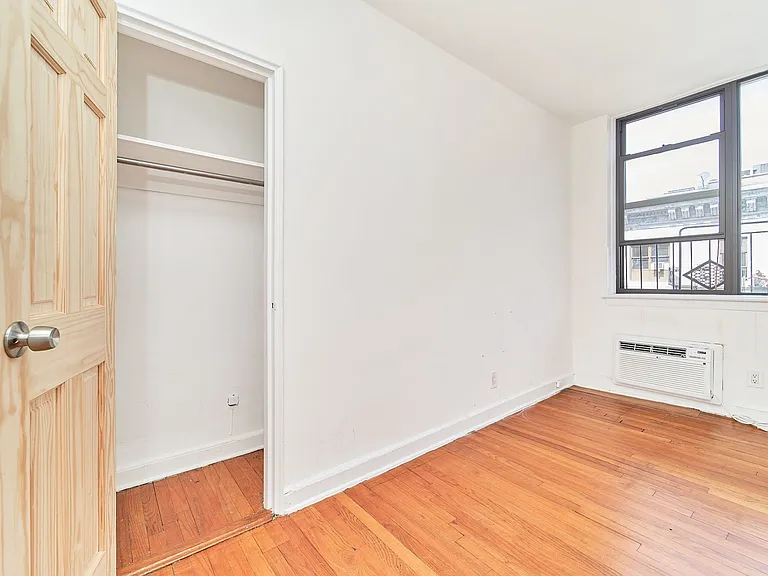 400 W 45th St #2B — Photo 6