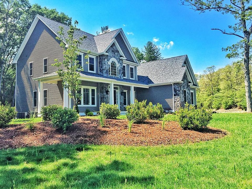 1st image of 8 Lantern Ln