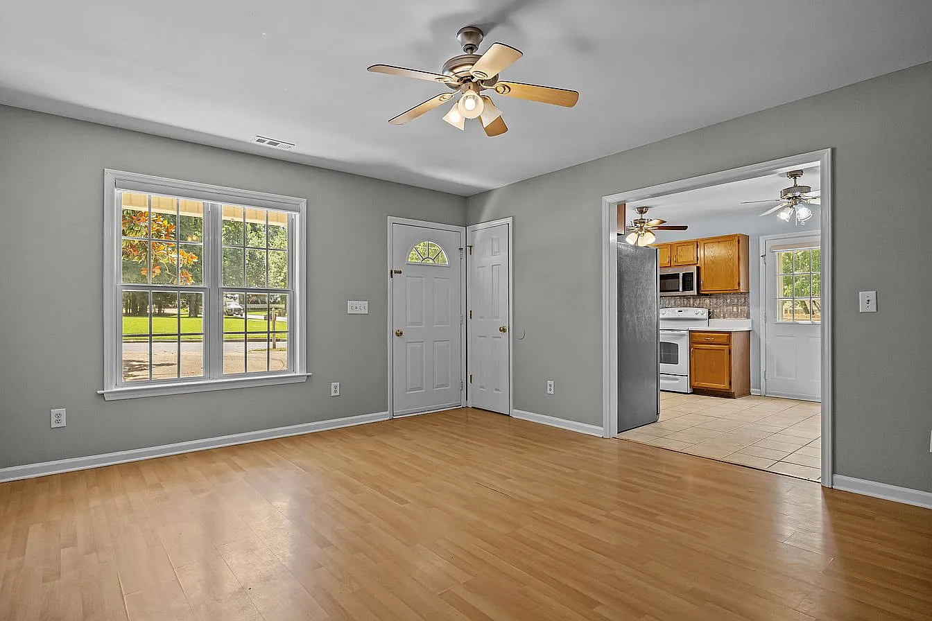 3 bed, 1100 sqft, $1,900 — Photo 4