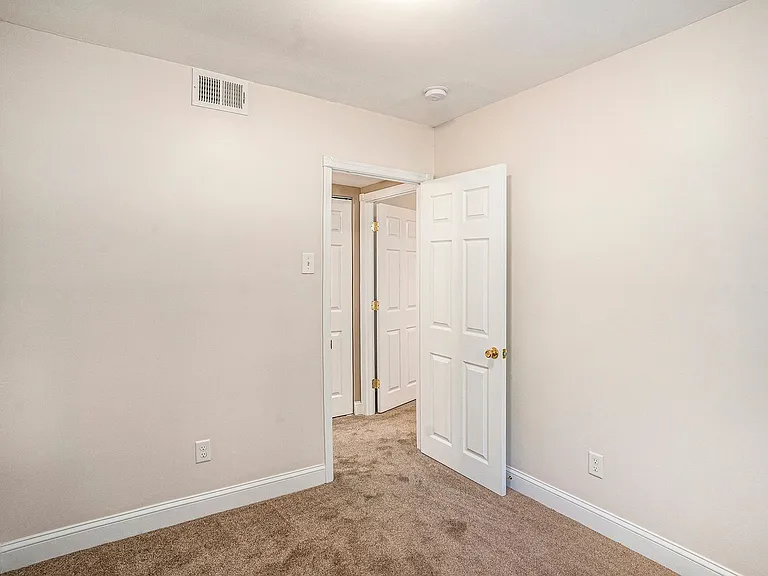 Maple Court Apartments — Photo 15