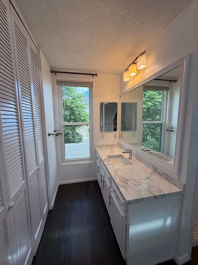 Modern & Upscale 1 Bedroom Loft Townhouse W/ Balcony And Garage — Photo 3