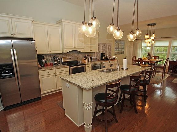 3rd image of 110 Balmoral Dr