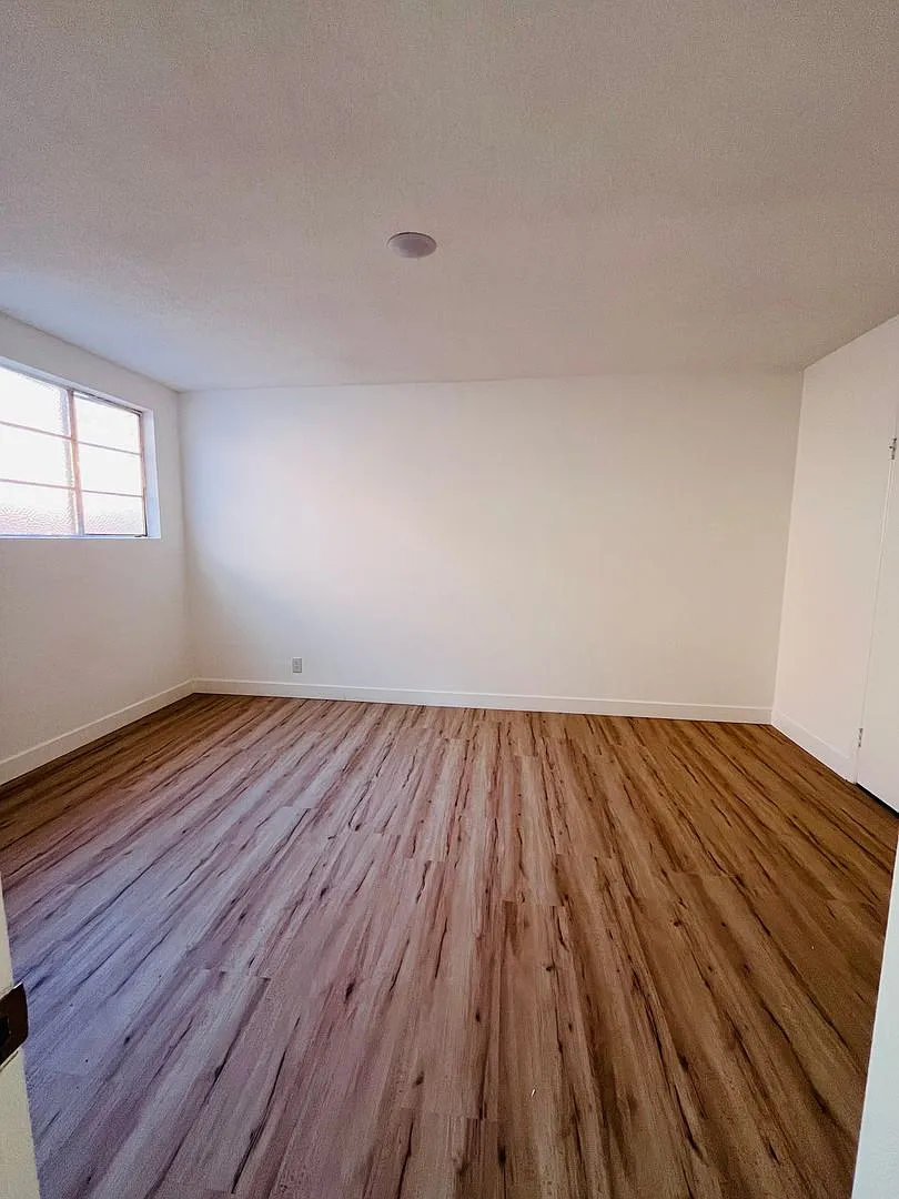 n8208 — Photo 2