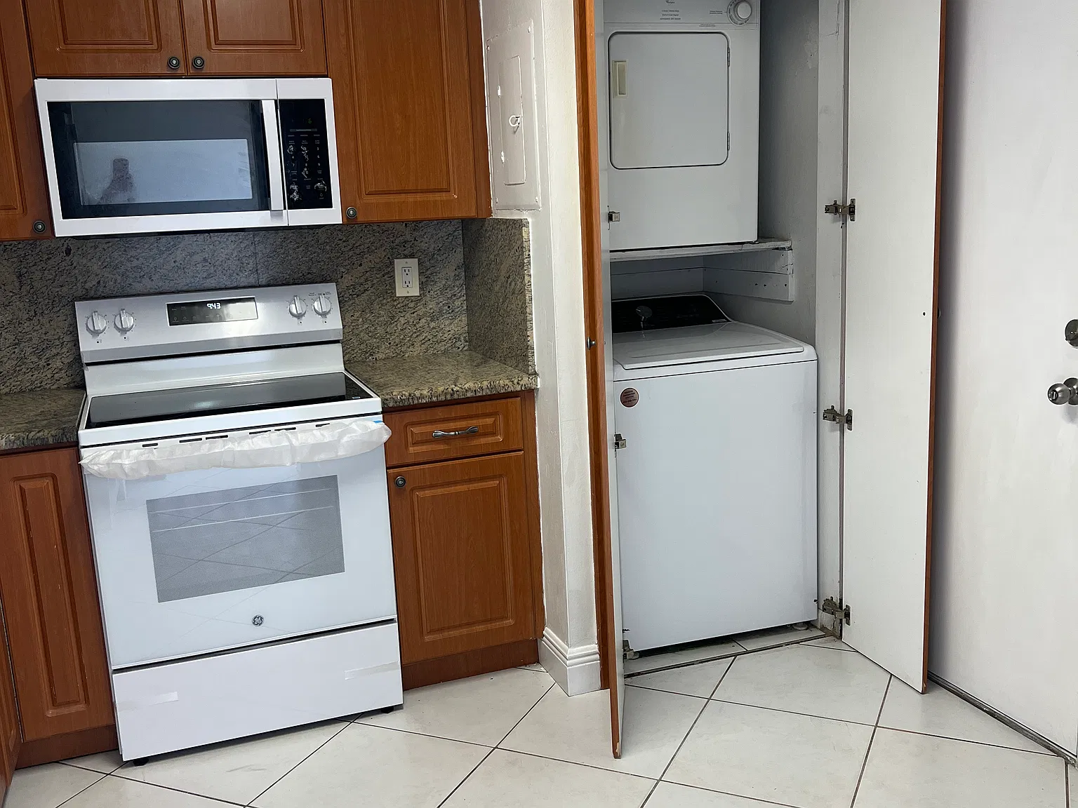 3 bed, 1296 sqft, $2,850 — Photo 2