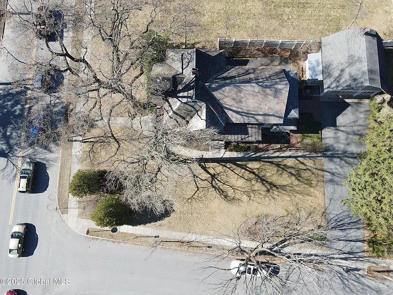 475 Glen St — Photo 23